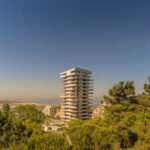 Verticale e visionaria: la torre che danza sul mare