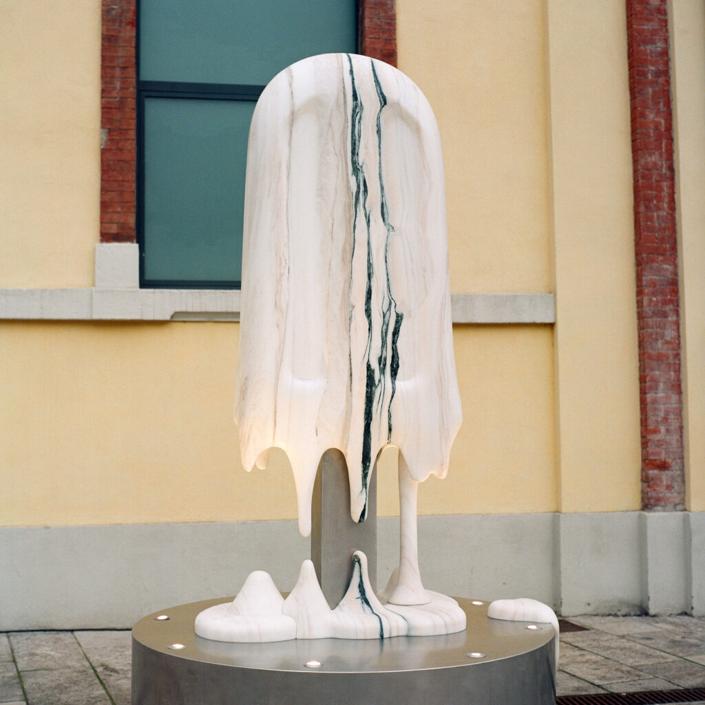 Il paradosso della pietra: quando il design incontra l’assurdo