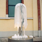 Il paradosso della pietra: quando il design incontra l’assurdo