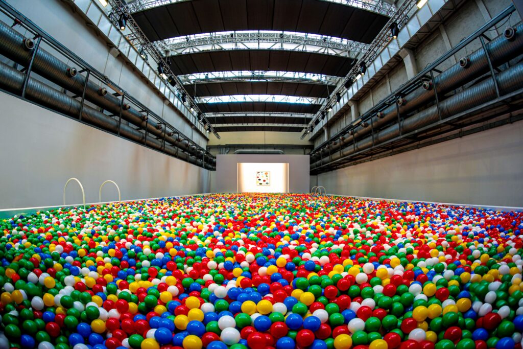 Dal Big Mac alla pop art: McDonald’s trasforma via Tortona in una “Pool” di ricordi