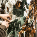 Il filo che unisce: quando la Fiber Art incontra il genio industriale