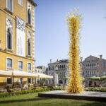 Il riflesso del vetro sul Canal Grande: Dale Chihuly incanta Venezia con sculture monumentali